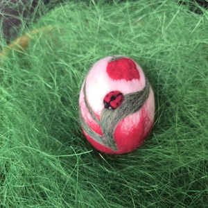 Húsvéti tojás tűnemezeléssel - Piros virág és katica, Ünnepi díszek, dekorációk, Húsvéti díszek és dekorációk, Húsvéti tojás, hímestojás, Nemezelés, A tojás magassága kb 8 cm., MESKA