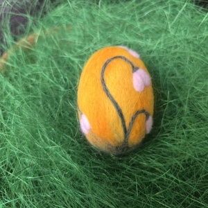 Húsvéti tojás tűnemezeléssel - Sárga hóvirágos - ünnepi díszek, dekorációk - húsvéti díszek és dekorációk - húsvéti tojás, hímestojás - Meska.hu