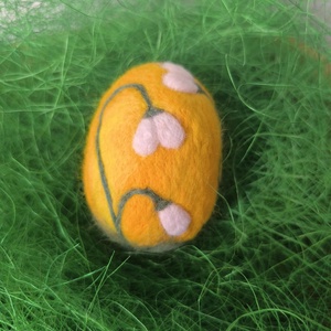 Húsvéti tojás tűnemezeléssel - Sárga hóvirágos, Ünnepi díszek, dekorációk, Húsvéti díszek és dekorációk, Húsvéti tojás, hímestojás, Nemezelés, A tojás magassága kb 8 cm., MESKA