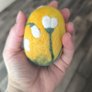 Húsvéti tojás tűnemezeléssel - Sárga hóvirágos - ünnepi díszek, dekorációk - húsvéti díszek és dekorációk - húsvéti tojás, hímestojás - Meska.hu