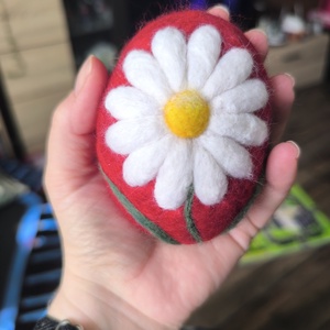 Húsvéti tojás tűnemezeléssel - Fehér virág  - ünnepi díszek, dekorációk - húsvéti díszek és dekorációk - húsvéti tojás, hímestojás - Meska.hu