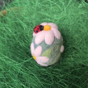 Húsvéti tojás tűnemezeléssel - Virágos katicával, Ünnepi díszek, dekorációk, Húsvéti díszek és dekorációk, Húsvéti tojás, hímestojás, Nemezelés, A tojás magassága kb 7 cm., MESKA