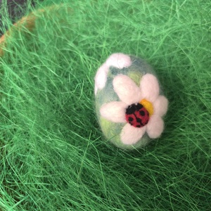 Húsvéti tojás tűnemezeléssel - Virágos katicával - ünnepi díszek, dekorációk - húsvéti díszek és dekorációk - húsvéti tojás, hímestojás - Meska.hu