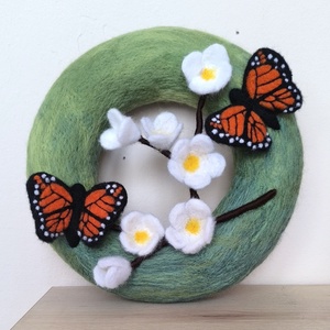 Pillangók tűnemezelt ajtódísz, Otthon & Életmód, Dekoráció, Ajtó- és ablak dekoráció, Ajtódísz & Kopogtató, Nemezelés, MESKA