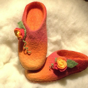 Nemezpapucs rávarrt nemezrózsákkal házicipő, mamusz 38-as méret - ruha & divat - cipő & papucs - mamusz & házicipő - Meska.hu