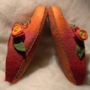 Nemezpapucs rávarrt nemezrózsákkal házicipő, mamusz 38-as méret - ruha & divat - cipő & papucs - mamusz & házicipő - Meska.hu