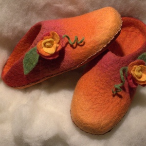 Nemezpapucs rávarrt nemezrózsákkal házicipő, mamusz 38-as méret, Ruha & Divat, Cipő & Papucs, Mamusz & Házicipő, Nemezelés, MESKA