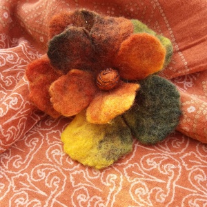 Őszi falevelekből virágot gyűjtöttem ... - nemez virág -  - Meska.hu