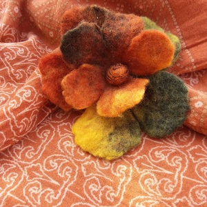 Őszi falevelekből virágot gyűjtöttem ... - nemez virág -  - Meska.hu