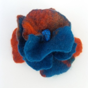 türkiz - narancs - nemez virág - ékszer - kitűző és bross - Meska.hu