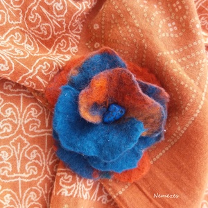 türkiz - narancs - nemez virág - ékszer - kitűző és bross - Meska.hu