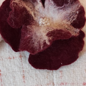 Elegáns burgundi... - nemez virág - ékszer - kitűző és bross - kitűző - Meska.hu