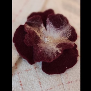 Elegáns burgundi... - nemez virág - ékszer - kitűző és bross - kitűző - Meska.hu
