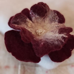 Elegáns burgundi... - nemez virág - ékszer - kitűző és bross - kitűző - Meska.hu