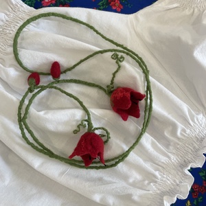 Mese a vállamon - tulipán nemez - ékszer - nyaklánc - hosszú nyaklánc - Meska.hu