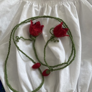 Mese a vállamon - tulipán nemez - ékszer - nyaklánc - hosszú nyaklánc - Meska.hu