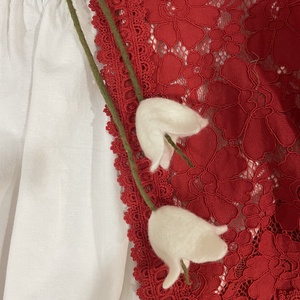 Fehér tulipános - nemez nyaklánc - ékszer - nyaklánc - hosszú nyaklánc - Meska.hu