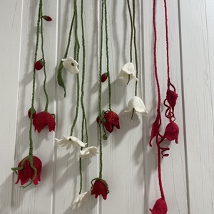 Fehér tulipános - nemez nyaklánc - ékszer - nyaklánc - hosszú nyaklánc - Meska.hu