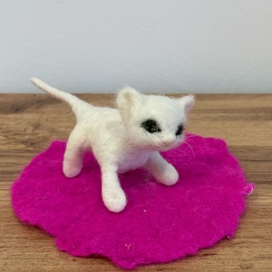 Fehér cica - nemez figura - játék & sport - plüssállat & játékfigura - cica - Meska.hu Fehér cica - nemez figura - játék & sport - plüssállat & játékfigura - cica - Meska.hu