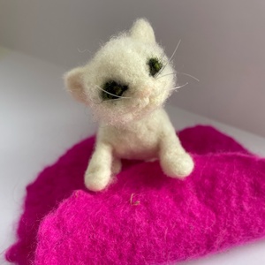 Fehér cica - nemez figura - Meska.hu