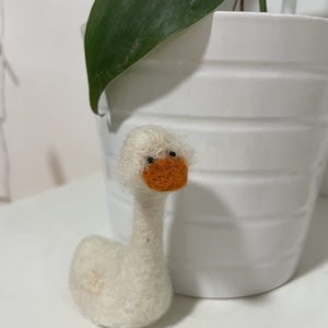 Pici gúnár - nemez figura  - Meska.hu