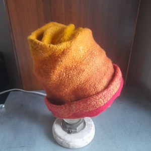 Sárga-piros nemez sapka - ruha & divat - sál, sapka, kendő - sapka - Meska.hu