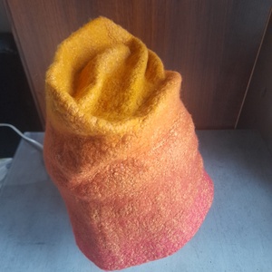 Sárga-piros nemez sapka - ruha & divat - sál, sapka, kendő - sapka - Meska.hu