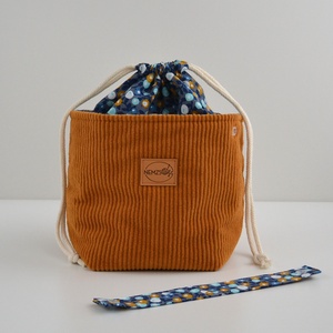 Közepes méretű behúzós projekt táska kézimunkához (mustár kordbársony) - táska & tok - kézitáska & válltáska - kézitáska - Meska.hu Közepes méretű behúzós projekt táska kézimunkához (mustár kordbársony) - táska & tok - kézitáska & válltáska - kézitáska - Meska.hu