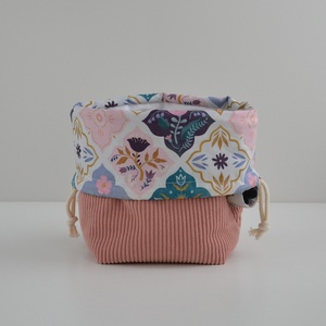 Közepes méretű behúzós projekt táska kézimunkához (rózsaszín kordbársony) - táska & tok - kézitáska & válltáska - kézitáska - Meska.hu Közepes méretű behúzós projekt táska kézimunkához (rózsaszín kordbársony) - táska & tok - kézitáska & válltáska - kézitáska - Meska.hu