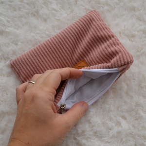 Kis cipzáros nesszeszer (rózsaszín kordbársony) - táska & tok - kézitáska & válltáska - belső rendező - Meska.hu Kis cipzáros nesszeszer (rózsaszín kordbársony) - táska & tok - kézitáska & válltáska - belső rendező - Meska.hu