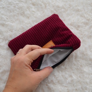 Kis cipzáros nesszeszer (bordó kordbársony) - táska & tok - kézitáska & válltáska - belső rendező - Meska.hu Kis cipzáros nesszeszer (bordó kordbársony) - táska & tok - kézitáska & válltáska - belső rendező - Meska.hu