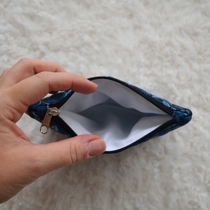 Kis cipzáros nesszeszer (kék leveles) - táska & tok - kézitáska & válltáska - belső rendező - Meska.hu Kis cipzáros nesszeszer (kék leveles) - táska & tok - kézitáska & válltáska - belső rendező - Meska.hu