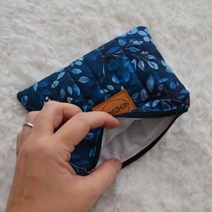 Kis cipzáros nesszeszer (kék leveles) - táska & tok - kézitáska & válltáska - belső rendező - Meska.hu Kis cipzáros nesszeszer (kék leveles) - táska & tok - kézitáska & válltáska - belső rendező - Meska.hu