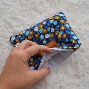 Kis cipzáros nesszeszer (apró virágos) - táska & tok - kézitáska & válltáska - belső rendező - Meska.hu Kis cipzáros nesszeszer (apró virágos) - táska & tok - kézitáska & válltáska - belső rendező - Meska.hu