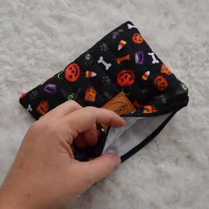 Kis cipzáros nesszeszer (halloweenes) - táska & tok - kézitáska & válltáska - belső rendező - Meska.hu Kis cipzáros nesszeszer (halloweenes) - táska & tok - kézitáska & válltáska - belső rendező - Meska.hu