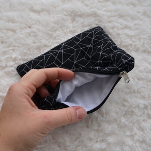 Kis cipzáros nesszeszer (fekete geometrikus) - táska & tok - kézitáska & válltáska - belső rendező - Meska.hu