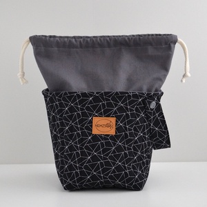 Közepes méretű behúzós projekt táska kézimunkához (fekete geometrikus) - táska & tok - kézitáska & válltáska - kézitáska - Meska.hu