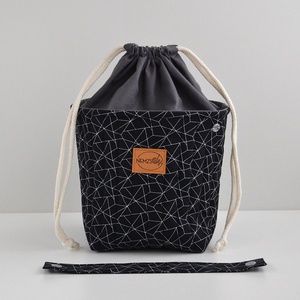 Közepes méretű behúzós projekt táska kézimunkához (fekete geometrikus) - táska & tok - kézitáska & válltáska - kézitáska - Meska.hu