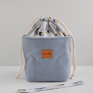 Közepes méretű behúzós projekt táska kézimunkához (világoskék téli házas kordbársony) - táska & tok - kézitáska & válltáska - kézitáska - Meska.hu