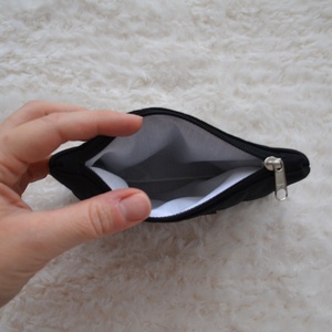 Kis cipzáros nesszeszer (fekete) - táska & tok - kézitáska & válltáska - belső rendező - Meska.hu