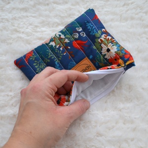 Kis cipzáros nesszeszer (kék virágos) - táska & tok - kézitáska & válltáska - belső rendező - Meska.hu