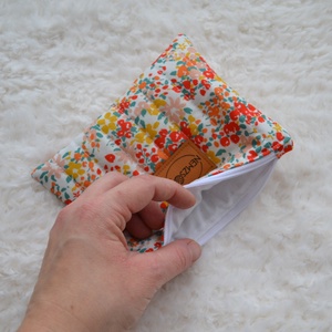 Kis cipzáros nesszeszer (apró virágos) - táska & tok - kézitáska & válltáska - belső rendező - Meska.hu