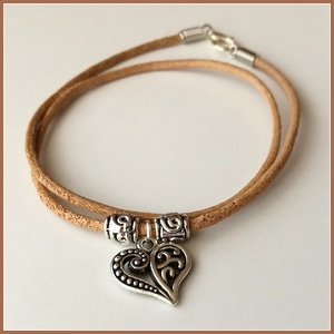 Egyedi natúr valódi bőr karkötő szív függővel - Meska.hu