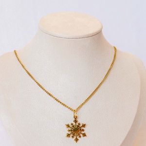 Hópehely medálos nyaklánc - rozsdamentes acél, arany bevonat (18K), kásagyöngy - ékszer - nyaklánc - medál - Meska.hu