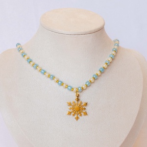 Hópehely medálos nyaklánc - rozsdamentes acél, arany bevonat (18K), kásagyöngy, Ékszer, Nyaklánc, Medál, , MESKA