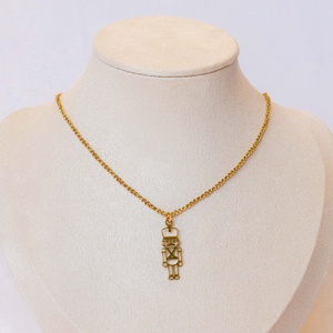 Diótörő medálos nyaklánc � rozsdamentes acél, arany bevonat (18K), kásagyöngy - ékszer - nyaklánc - medálos nyaklánc - Meska.hu