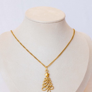 Karácsonyfa medálos nyaklánc � rozsdamentes acél, arany bevonat (18K), kásagyöngy - ékszer - nyaklánc - medálos nyaklánc - Meska.hu