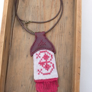 Textilmentő nyaklánc régi hímzett könyvjelzőből - ékszer - nyaklánc - medálos nyaklánc - Meska.hu