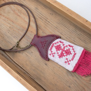 Textilmentő nyaklánc régi hímzett könyvjelzőből - ékszer - nyaklánc - medálos nyaklánc - Meska.hu