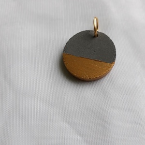 Minimalista antracit beton körmedál, aranyfestéssel  - Meska.hu
